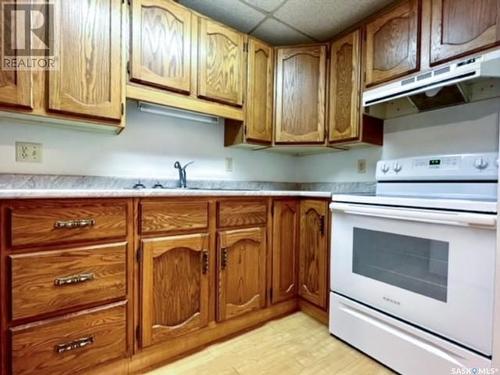 257 3Rd Avenue Nw, Swift Current, SK - Indoor Photo Showing Kitchen