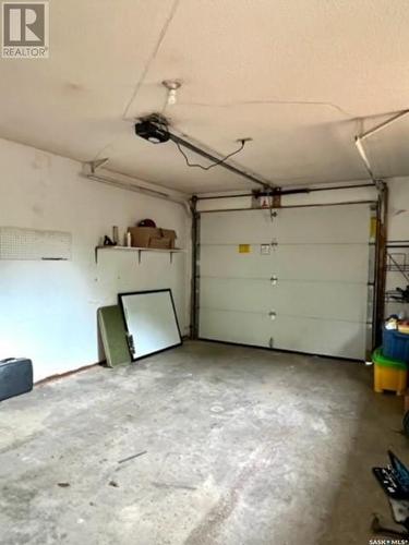257 3Rd Avenue Nw, Swift Current, SK - Indoor Photo Showing Garage
