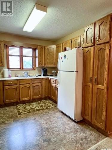 257 3Rd Avenue Nw, Swift Current, SK - Indoor Photo Showing Kitchen With Double Sink