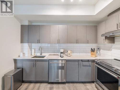 411 - 9000 Jane Street, Vaughan, ON - Indoor Photo Showing Kitchen With Stainless Steel Kitchen With Upgraded Kitchen