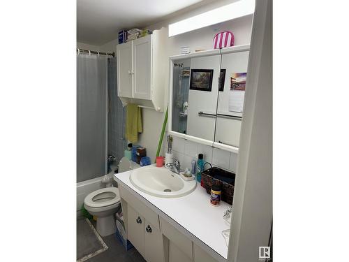 12245 97 St Nw, Edmonton, AB - Indoor Photo Showing Bathroom