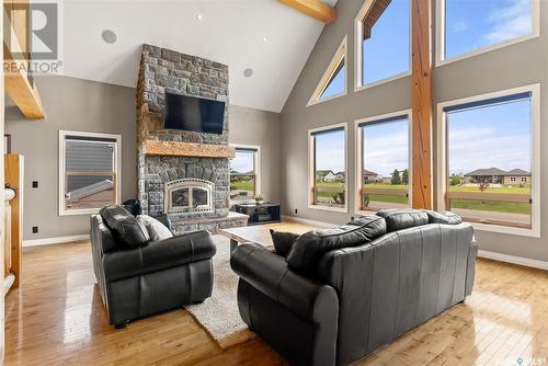 237 Edgewood Drive, Buena Vista, SK - Indoor Photo Showing Living Room With Fireplace