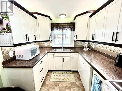 402 Aldridge Street, Bienfait, SK - Indoor Photo Showing Kitchen With Double Sink