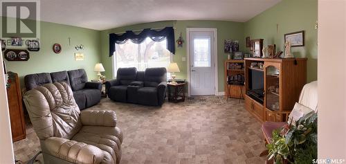 402 Aldridge Street, Bienfait, SK - Indoor Photo Showing Living Room