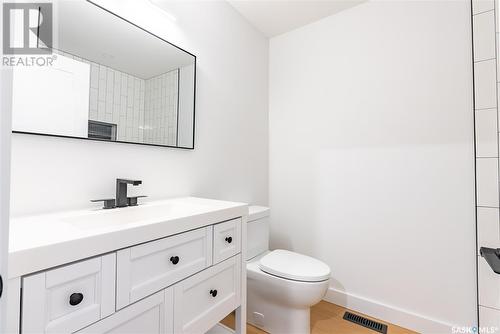 107 4Th Street E, Saskatoon, SK - Indoor Photo Showing Bathroom