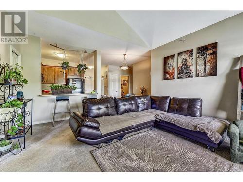 1007 Harvey Avenue Unit# 404, Kelowna, BC - Indoor Photo Showing Living Room