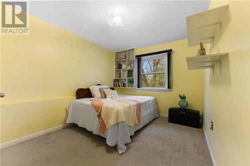 384 Charles Avenue, Renfrew, ON - Indoor Photo Showing Living Room