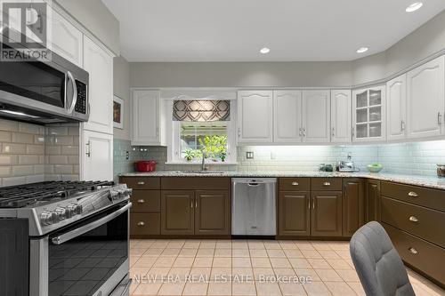 16 Nelles Boulevard, Grimsby, ON - Indoor Photo Showing Kitchen With Upgraded Kitchen