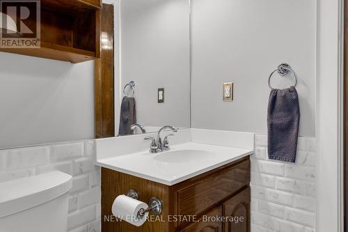 16 Nelles Boulevard, Grimsby, ON - Indoor Photo Showing Bathroom
