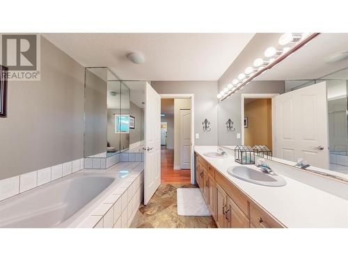 925 Eastside Avenue, Oliver, BC - Indoor Photo Showing Bathroom