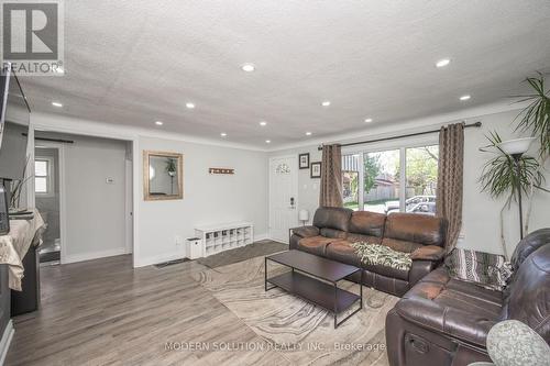 68 Carlton Street, St. Catharines, ON - Indoor Photo Showing Living Room