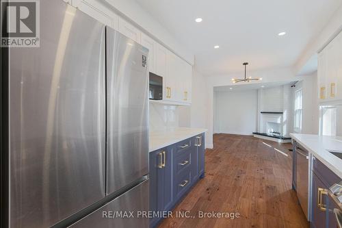 23 Sunbird Boulevard, Georgina, ON - Indoor Photo Showing Kitchen With Upgraded Kitchen