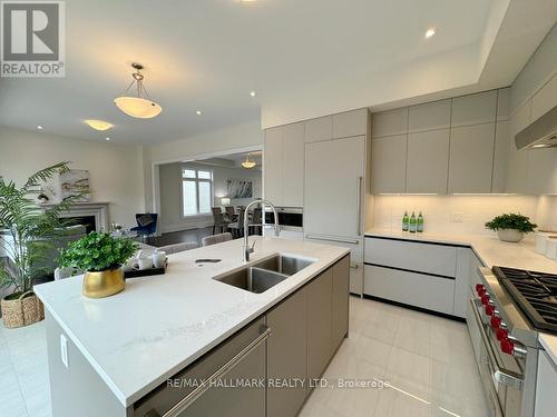 23 Kingwood Lane, Aurora, ON - Indoor Photo Showing Kitchen With Double Sink With Upgraded Kitchen