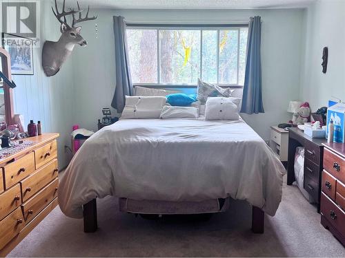 3712 Highway 97 N Highway, Falkland, BC - Indoor Photo Showing Bedroom