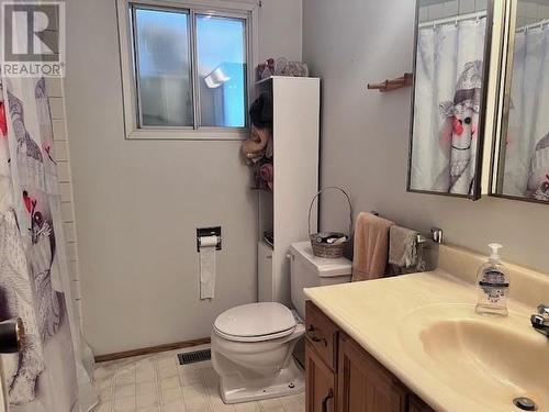 3712 Highway 97 N Highway, Falkland, BC - Indoor Photo Showing Bathroom