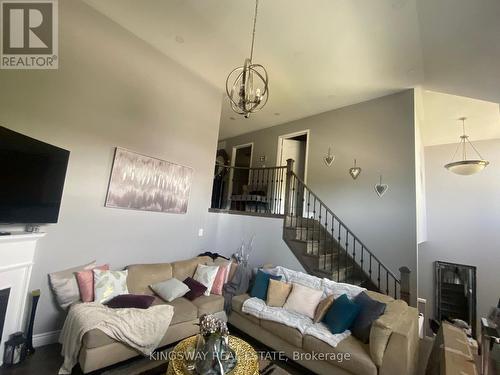 83 Queen Mary Drive, Brampton (Fletcher'S Meadow), ON - Indoor Photo Showing Living Room