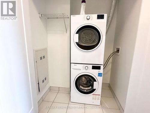 425 - 1 Belsize Drive, Toronto, ON - Indoor Photo Showing Laundry Room