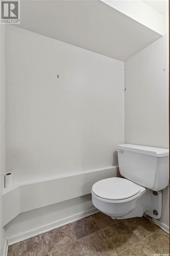 161 Halifax Street N, Regina, SK - Indoor Photo Showing Bathroom