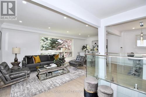 51 Gladman Avenue, Newmarket, ON - Indoor Photo Showing Living Room