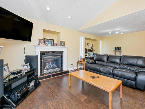 6261 Algonkin Pl, Duncan, BC - Indoor Photo Showing Living Room With Fireplace