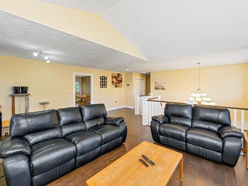 6261 Algonkin Pl, Duncan, BC - Indoor Photo Showing Living Room