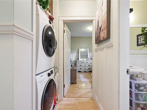 1563 San Juan Ave, Saanich, BC - Indoor Photo Showing Laundry Room