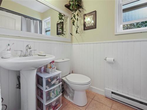 1563 San Juan Ave, Saanich, BC - Indoor Photo Showing Bathroom