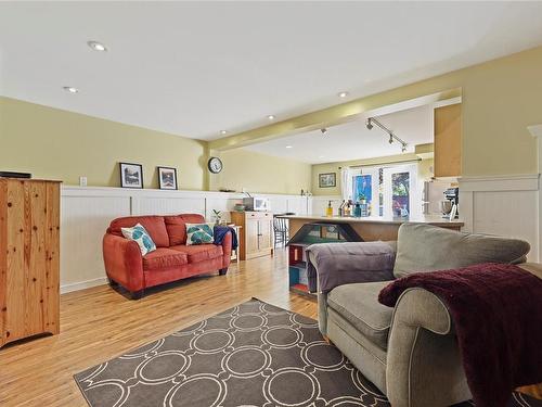 1563 San Juan Ave, Saanich, BC - Indoor Photo Showing Living Room