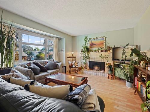 1563 San Juan Ave, Saanich, BC - Indoor Photo Showing Living Room With Fireplace