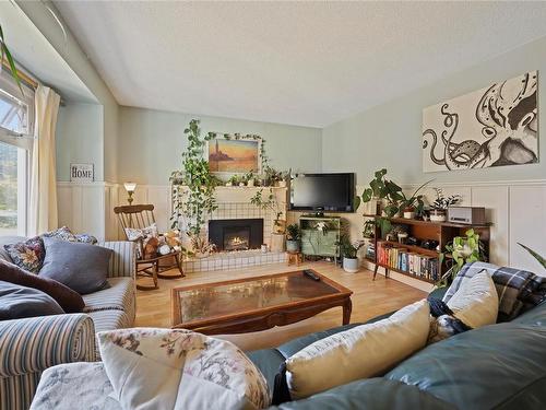 1563 San Juan Ave, Saanich, BC - Indoor Photo Showing Living Room With Fireplace