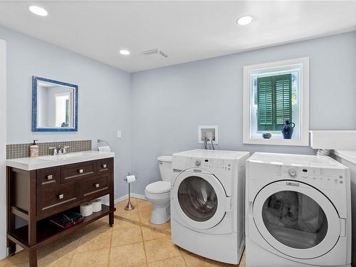 4020 Cumberland Rd, Saanich, BC - Indoor Photo Showing Laundry Room