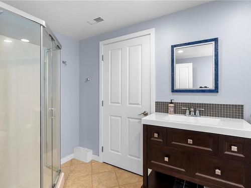 4020 Cumberland Rd, Saanich, BC - Indoor Photo Showing Bathroom