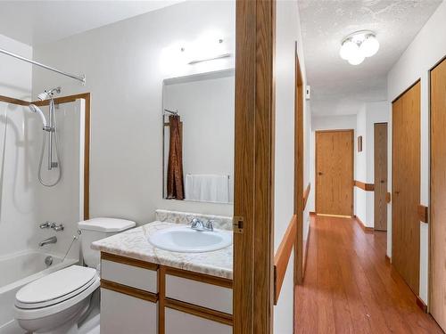 7826 Fairmeadow Pl, Central Saanich, BC - Indoor Photo Showing Bathroom