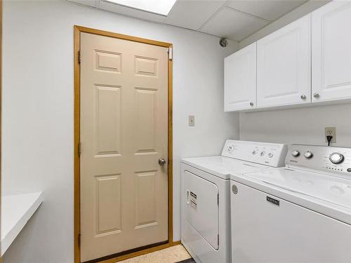 7826 Fairmeadow Pl, Central Saanich, BC - Indoor Photo Showing Laundry Room