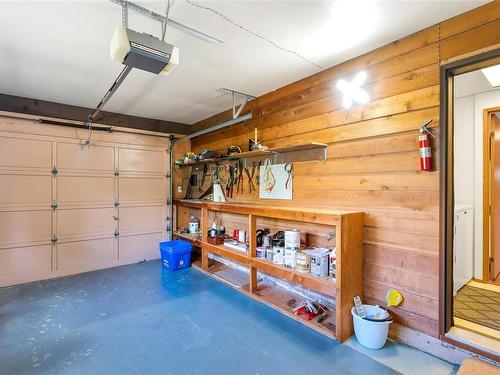 7826 Fairmeadow Pl, Central Saanich, BC - Indoor Photo Showing Garage