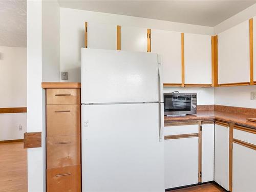 7826 Fairmeadow Pl, Central Saanich, BC - Indoor Photo Showing Kitchen