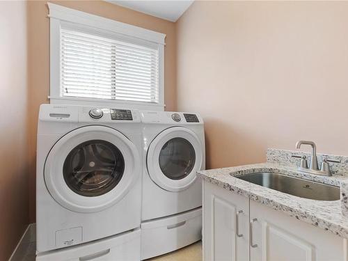 5790 Linyard Rd, Nanaimo, BC - Indoor Photo Showing Laundry Room