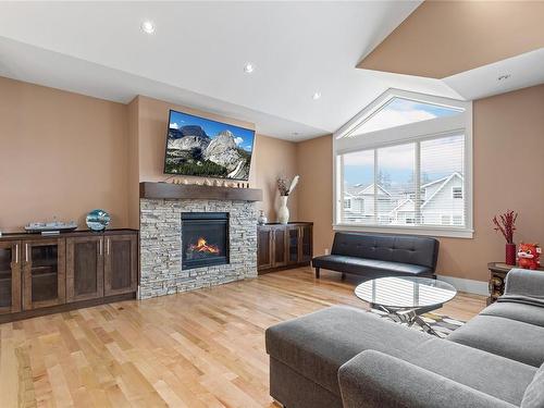5790 Linyard Rd, Nanaimo, BC - Indoor Photo Showing Living Room With Fireplace