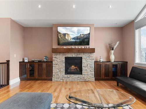5790 Linyard Rd, Nanaimo, BC - Indoor Photo Showing Living Room With Fireplace