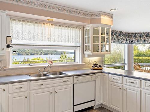8446 Rumming Rd, Lantzville, BC - Indoor Photo Showing Kitchen With Double Sink