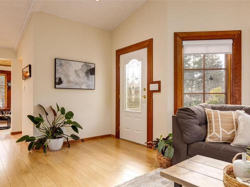 2760 Ritten Rd, Nanaimo, BC - Indoor Photo Showing Living Room
