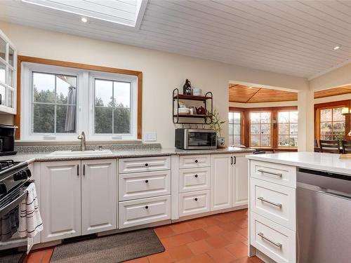 2760 Ritten Rd, Nanaimo, BC - Indoor Photo Showing Kitchen