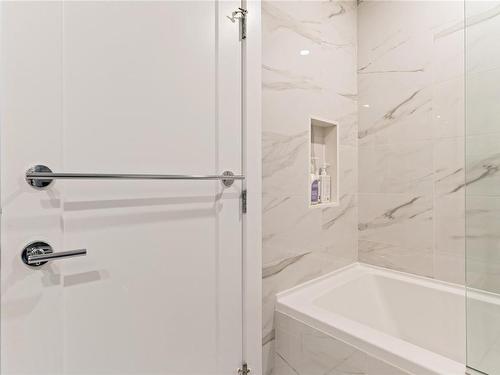 1308-777 Herald St, Victoria, BC - Indoor Photo Showing Bathroom