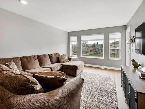 782 Morven Drive, Kamloops, BC - Indoor Photo Showing Living Room