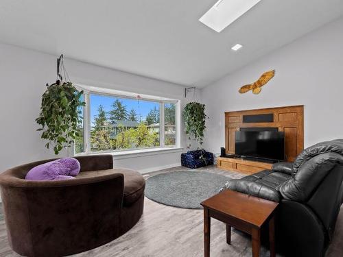 503 Robson Drive, Kamloops, BC - Indoor Photo Showing Living Room