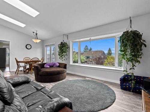 503 Robson Drive, Kamloops, BC - Indoor Photo Showing Living Room