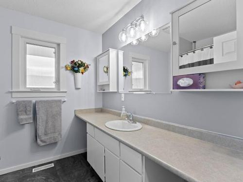 503 Robson Drive, Kamloops, BC - Indoor Photo Showing Bathroom