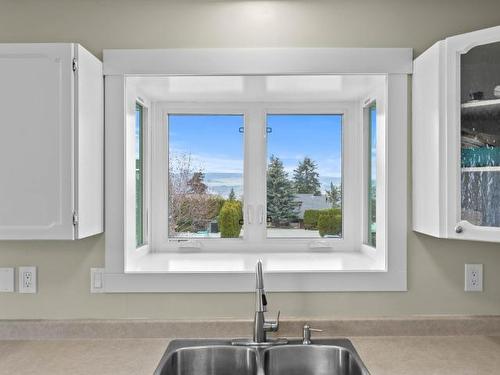 503 Robson Drive, Kamloops, BC - Indoor Photo Showing Kitchen With Double Sink