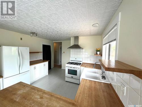 451 3Rd Avenue Nw, Swift Current, SK - Indoor Photo Showing Kitchen