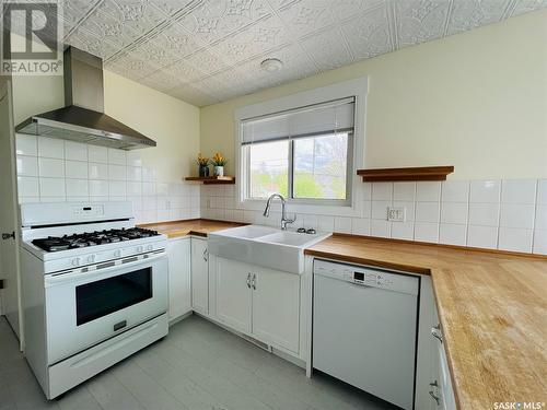 451 3Rd Avenue Nw, Swift Current, SK - Indoor Photo Showing Kitchen